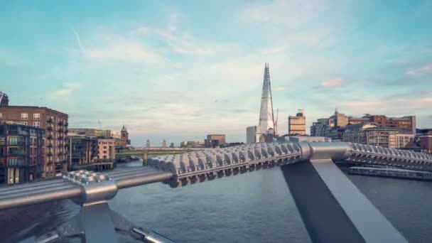 Hyper lapse van zonsondergang, Londen skyline van Millennium Bridge, UK — Stockvideo