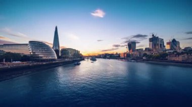 Gün batımında zaman aşımı, Londra 'da Tower Bridge, İngiltere' den ufuk çizgisi