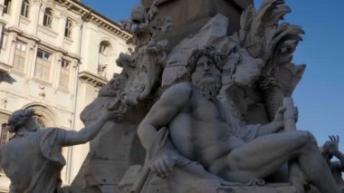 Piazza Navona, Roma 'da dört nehirler Berninis Çeşmesi Zeus heykeli
