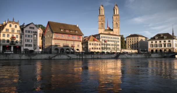 Zurich-centrum van de stad met de beroemde Grossmunster en de rivier Limmat, Zwitserland — Stockvideo