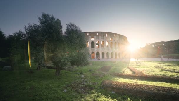 Coliseo en Roma y sol de la mañana, Italia — Vídeo de stock