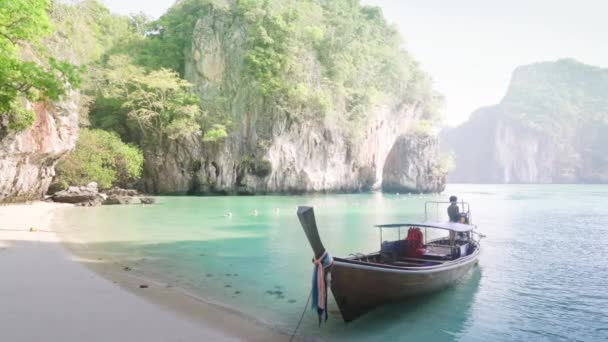 Barca e isole nel mare andaman Thailandia — Video Stock