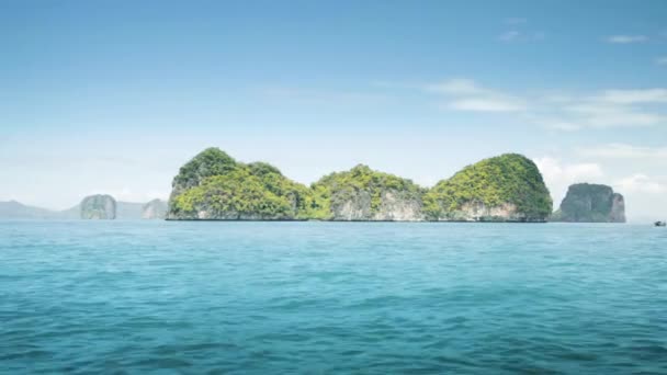 Traditionell båt och små öar i Krabi provinsen, Thailand — Stockvideo