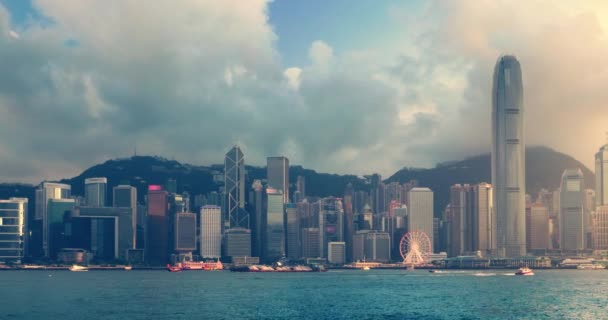 Horizonte de Hong Kong por la noche sobre el puerto de Victoria — Vídeo de stock