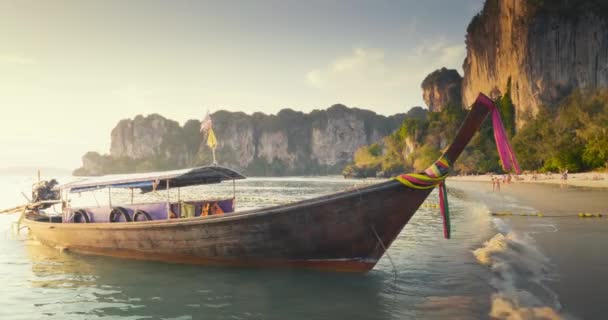 Лодка на пляже Ралай на закате, Краби, Таиланд — стоковое видео
