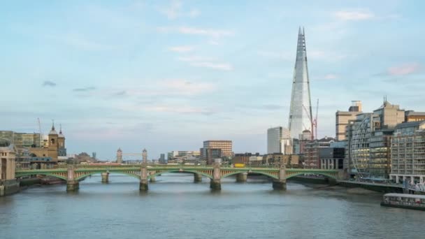 Iper-decadenza del tramonto, skyline di Londra dal Millennium Bridge, Regno Unito — Video Stock