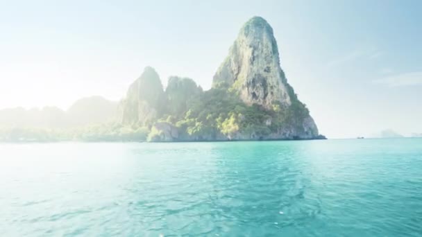 ロングテールボート、レーレイビーチ、クラビ、タイの動き — ストック動画