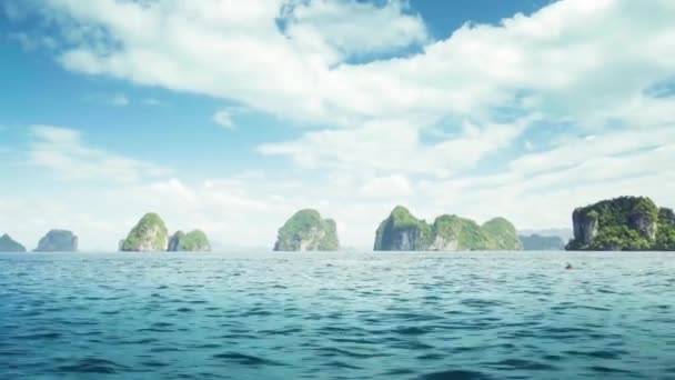 Barco tradicional e pequenas ilhas na província de Krabi, Tailândia — Vídeo de Stock