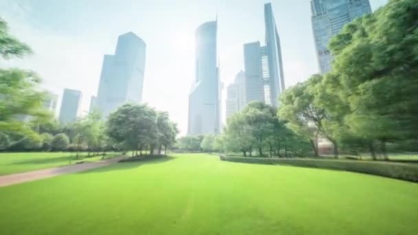 Park in lujiazui financieel centrum, Shanghai, China — Stockvideo