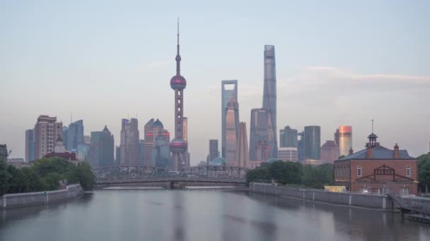 Ώρα λήξης του ηλιοβασιλέματος, ο ορίζοντας της Σαγκάης και η γέφυρα Waibaidu, Κίνα — Αρχείο Βίντεο