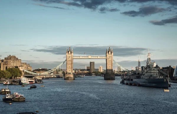 Tower Bridge ao pôr do sol, Londres, Reino Unido — Fotografia de Stock