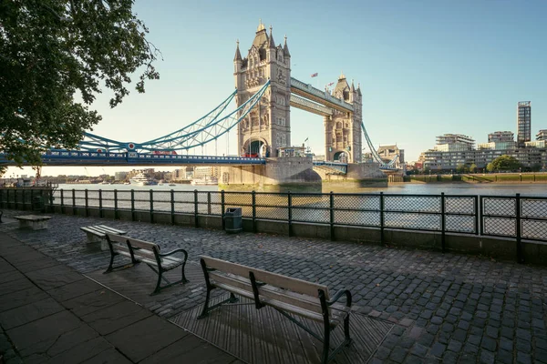 Tower Bridge in sunny morning London, Egyesült Királyság — Stock Fotó