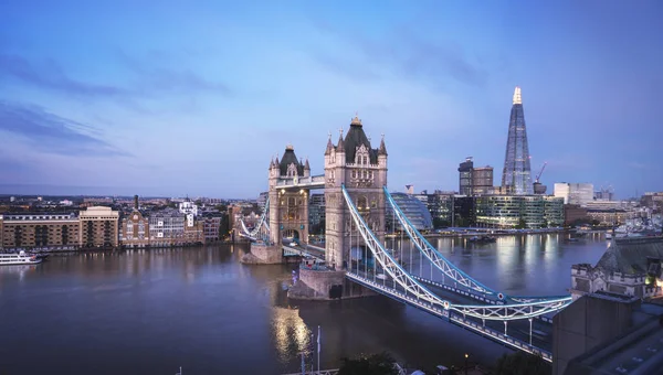 Tower Bridge in London, Großbritannien — Stockfoto