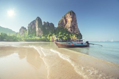 Krabi Tayland 'daki Railay plajında tekneler 
