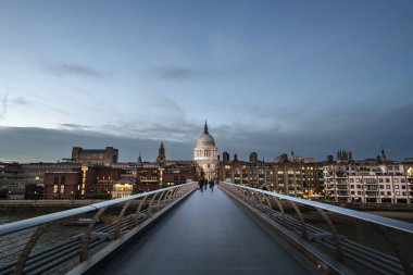 Millenium Bridge, St Paul's Katedrali, İngiltere ile