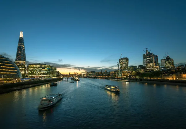 Закат в Лондоне, река Темза от Тауэрского моста, Великобритания — стоковое фото