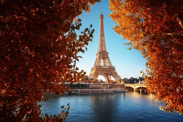 Сена в Парижі з Ейфелевою вежею восени — стокове фото