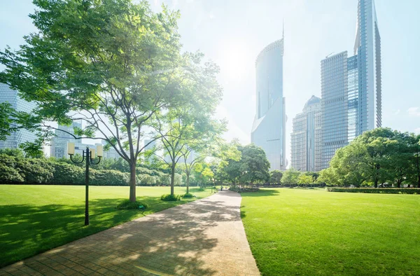 Grünfläche, Lujiazui Central, Shanghai, China — Stockfoto