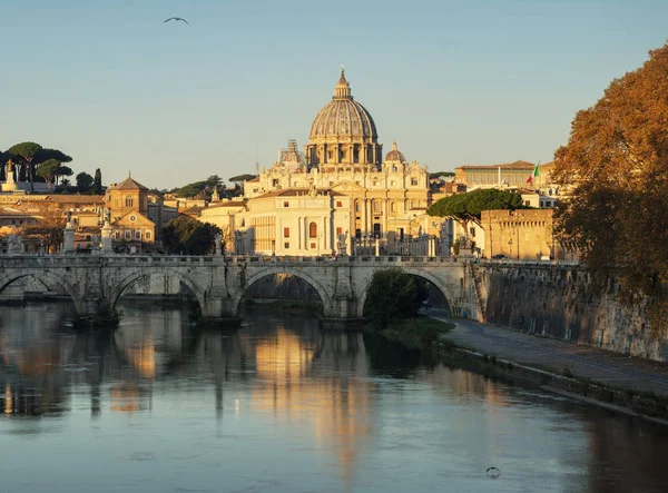 Tiber a bazilika sv. Petra ve Vatikánu, čas východu slunce — Stock fotografie