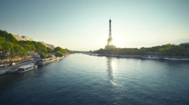 Eyfel Kulesi ve güneşli bir sabah, Paris, Fransa