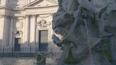 Piazza Navona, Roma 'da dört nehirler Berninis Çeşmesi Zeus heykeli