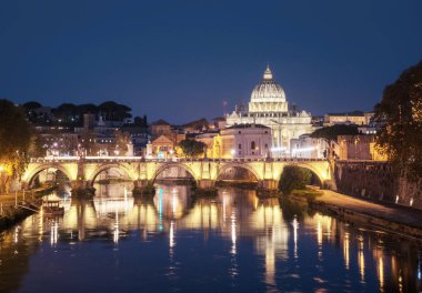 Tiber ve Aziz Peter Bazilikası Vatikan 'da, gün doğumu zamanı.
