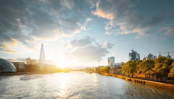 Západ slunce z Tower Bridge, Londýn, Velká Británie — Stock fotografie