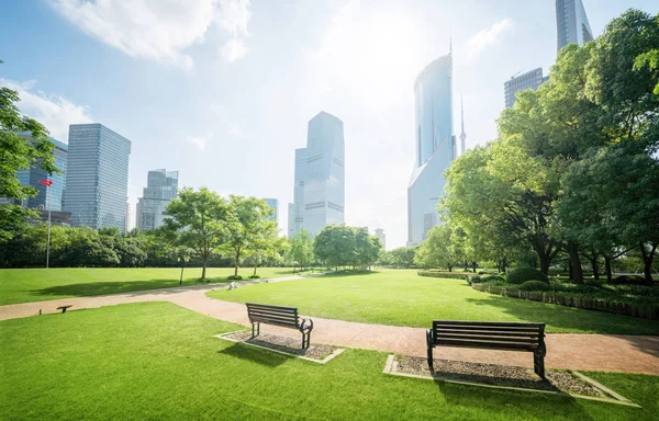 중국 상하이에 있는 류지 아지 이 금융 중심지의 공원 — 스톡 사진