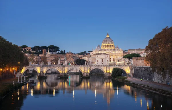 Tiber a bazilika sv. Petra ve Vatikánu, čas východu slunce — Stock fotografie