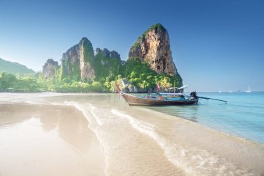 Krabi Tayland 'daki Railay plajında tekneler 