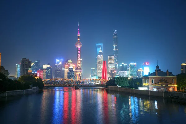 Şangay silüeti ve Waibaidu köprüsü, Çin — Stok fotoğraf