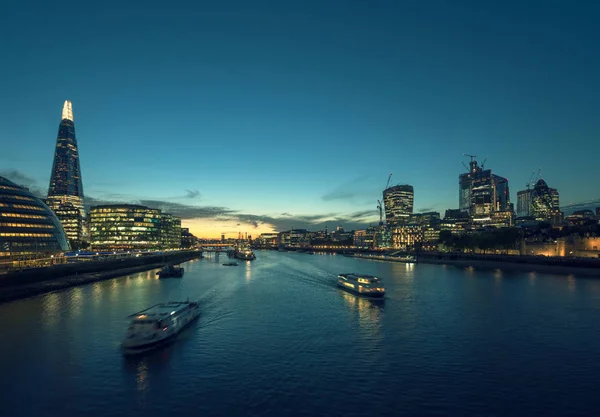 Atardecer en Londres, río Támesis desde Tower Bridge, Reino Unido — Foto de Stock