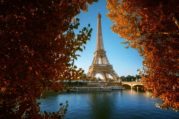 Sena em Paris com Torre Eiffel no Outono — Fotografia de Stock