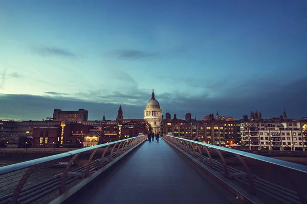Millenium Bridge, med St. Paul's Cathedral, Storbritannien — Stockfoto