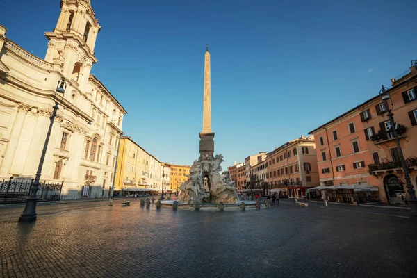 Egyptische obelisk, Navona Square in de ochtend, Rome, Italië — Stockfoto