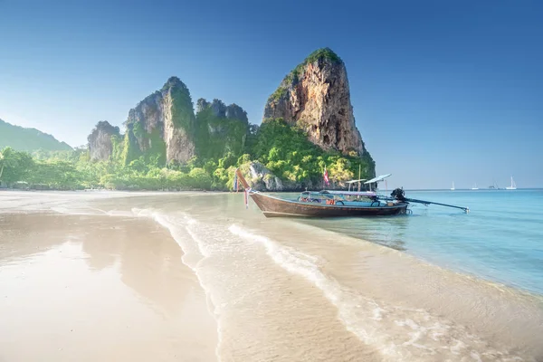 Łodzie na plaży Railay w Krabi Tajlandii — Zdjęcie stockowe