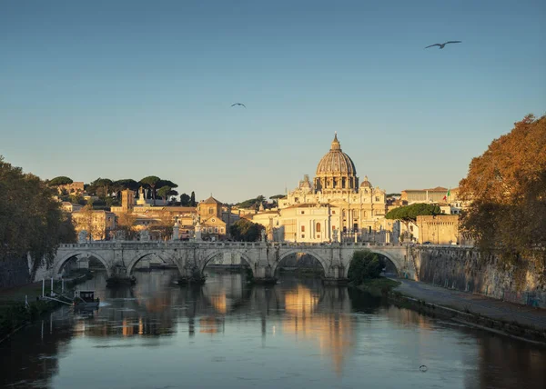 Tiber a bazilika sv. Petra ve Vatikánu, čas východu slunce — Stock fotografie