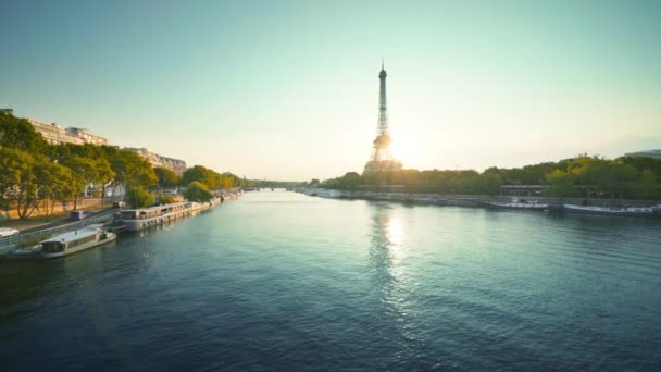 埃菲尔铁塔和阳光灿烂的早晨，法国巴黎 — 图库视频影像