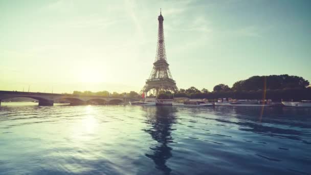 Eiffeltornet och solig morgon, Paris, Frankrike — Stockvideo