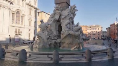 Piazza Navona, Roma 'da dört nehirler Berninis Çeşmesi Zeus heykeli