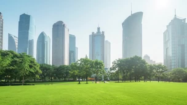 Park in lujiazui financieel centrum, Shanghai, China — Stockvideo