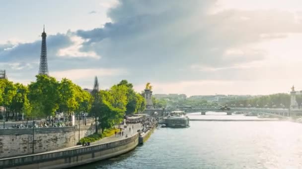 Hyperlapse, Puente Alejandro III y Torre Eiffel, París, Francia — Vídeos de Stock