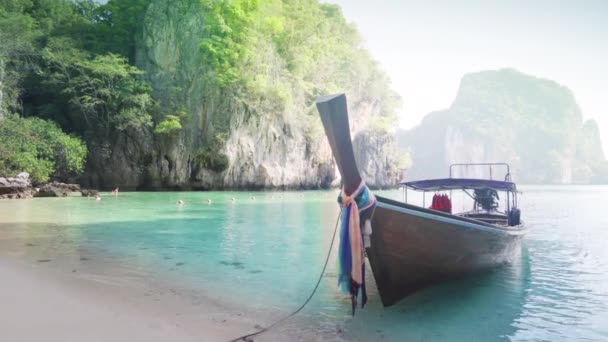 Лодки и острова в Андаманском море Таиланд — стоковое видео