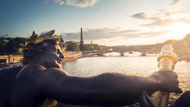 Waktu selang, Patung di jembatan Alexandre III di Paris — Stok Video
