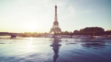 Eyfel Kulesi ve güneşli bir sabah, Paris, Fransa