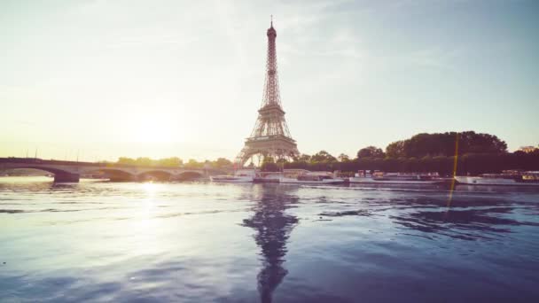 Eiffeltoren en zonnige ochtend, Parijs, Frankrijk — Stockvideo