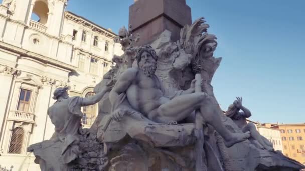 Estatua de Zeus en Berninis Fuente de los Cuatro Ríos en Piazza Navona, Roma — Vídeo de stock