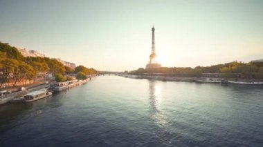 Eyfel Kulesi ve güneşli bir sabah, Paris, Fransa