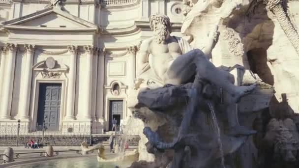 Estatua de Zeus en Berninis Fuente de los Cuatro Ríos en Piazza Navona, Roma — Vídeo de stock