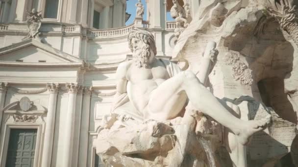 Estátua de Zeus em Berninis fonte de quatro rios na Piazza Navona, Roma — Vídeo de Stock